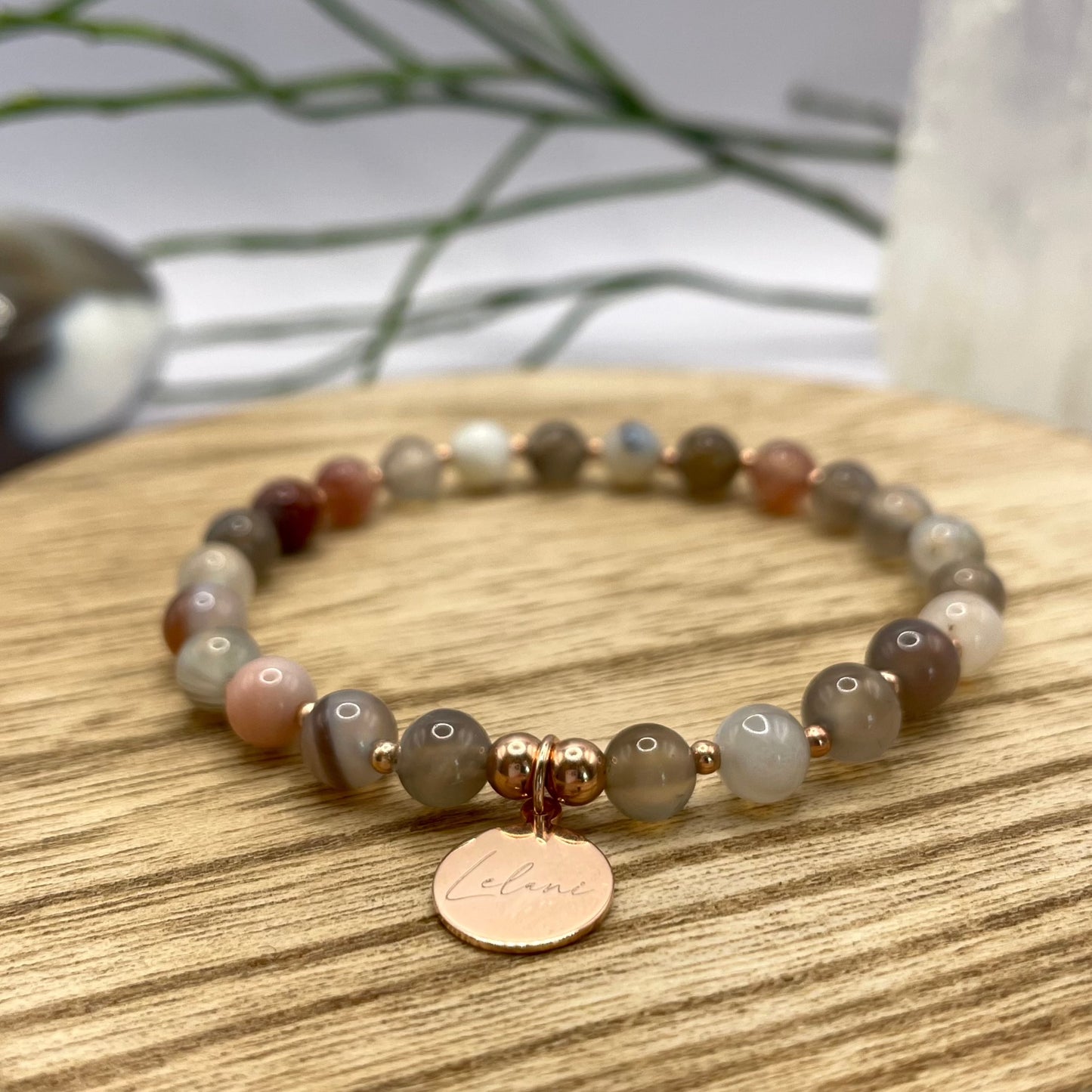 Botswana Achat Armband mit Charm und Silberperlen Nahaufnahme