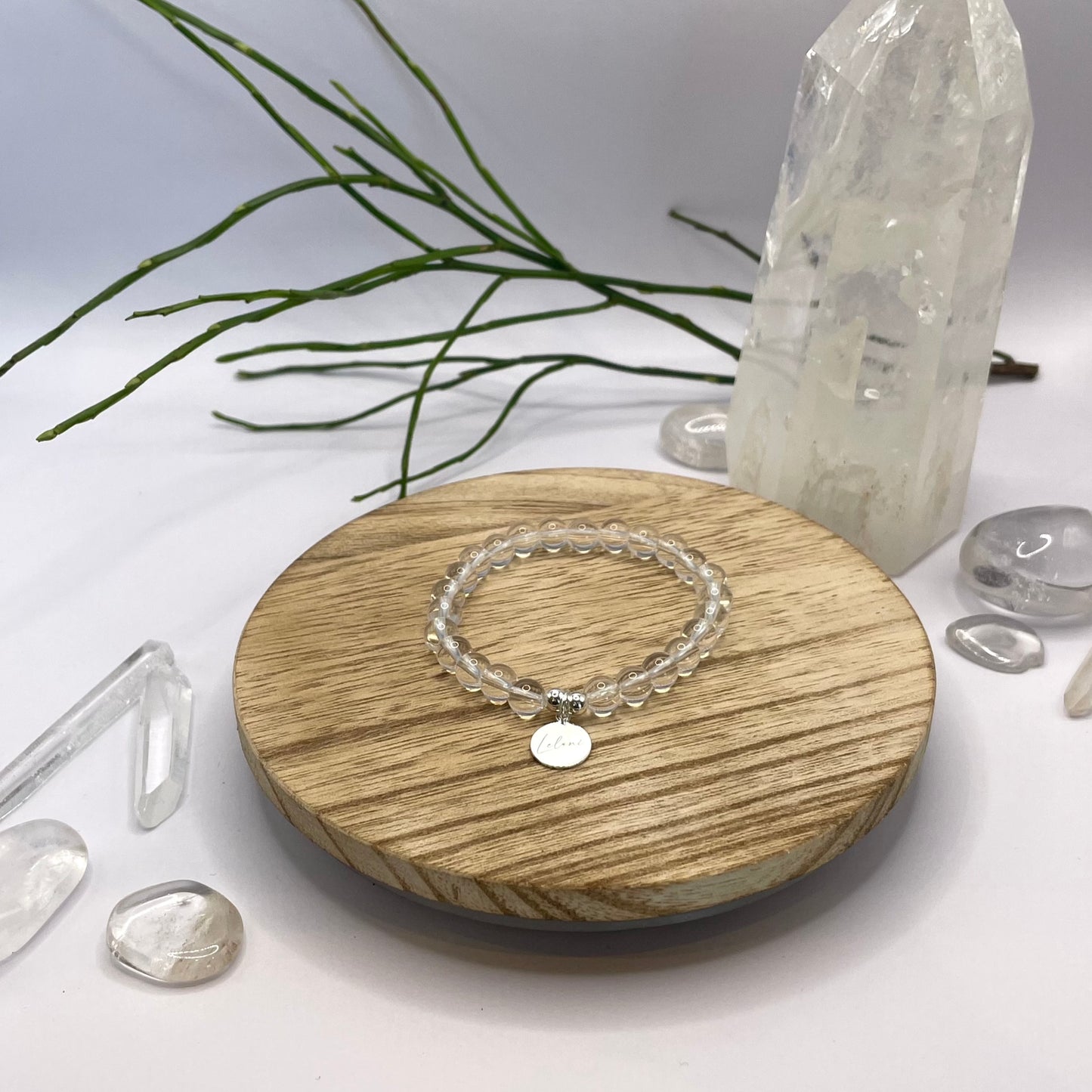 Bergkristall Armband mit Charm auf Holztablett