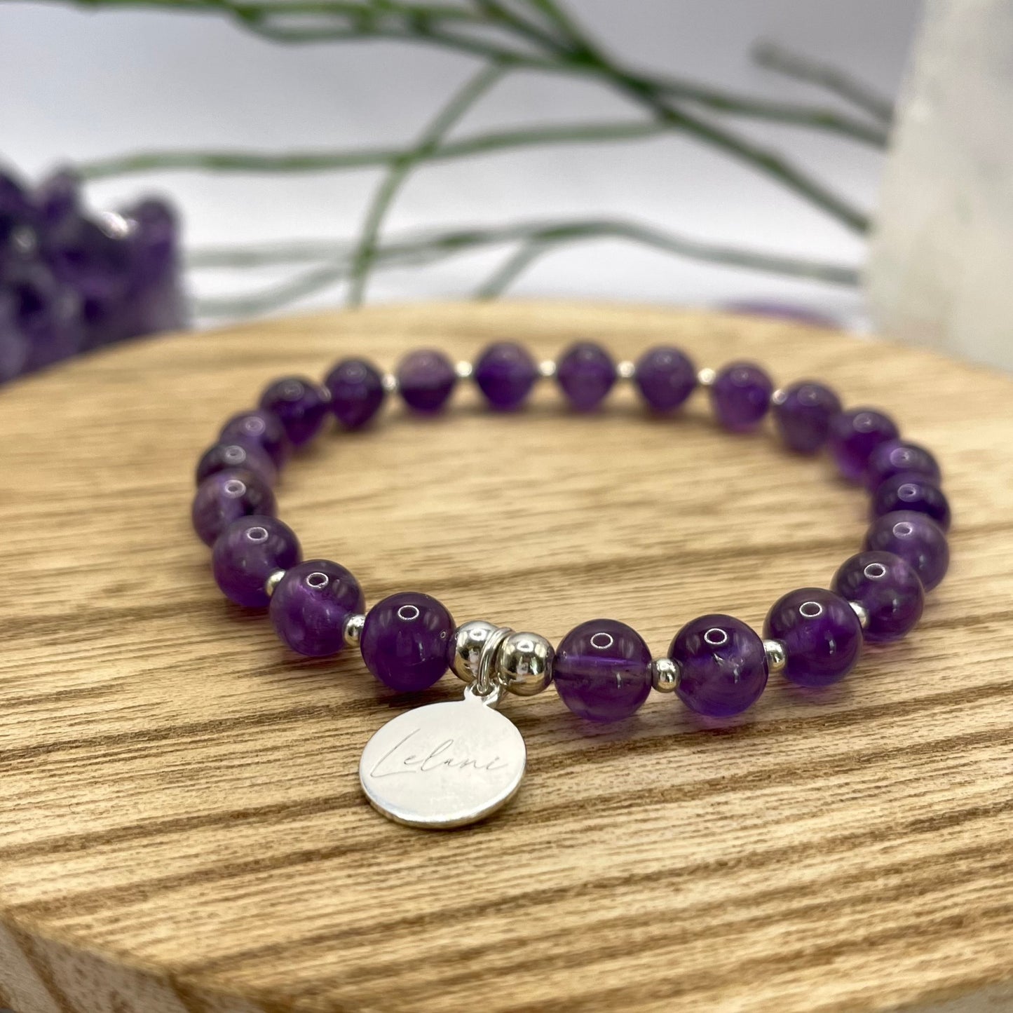 Amethyst Armband mit Charm und Silberperlen Nahaufnahme