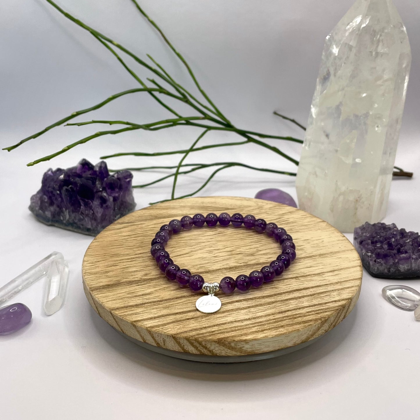 Amethyst Armband mit Charm auf Holztablett