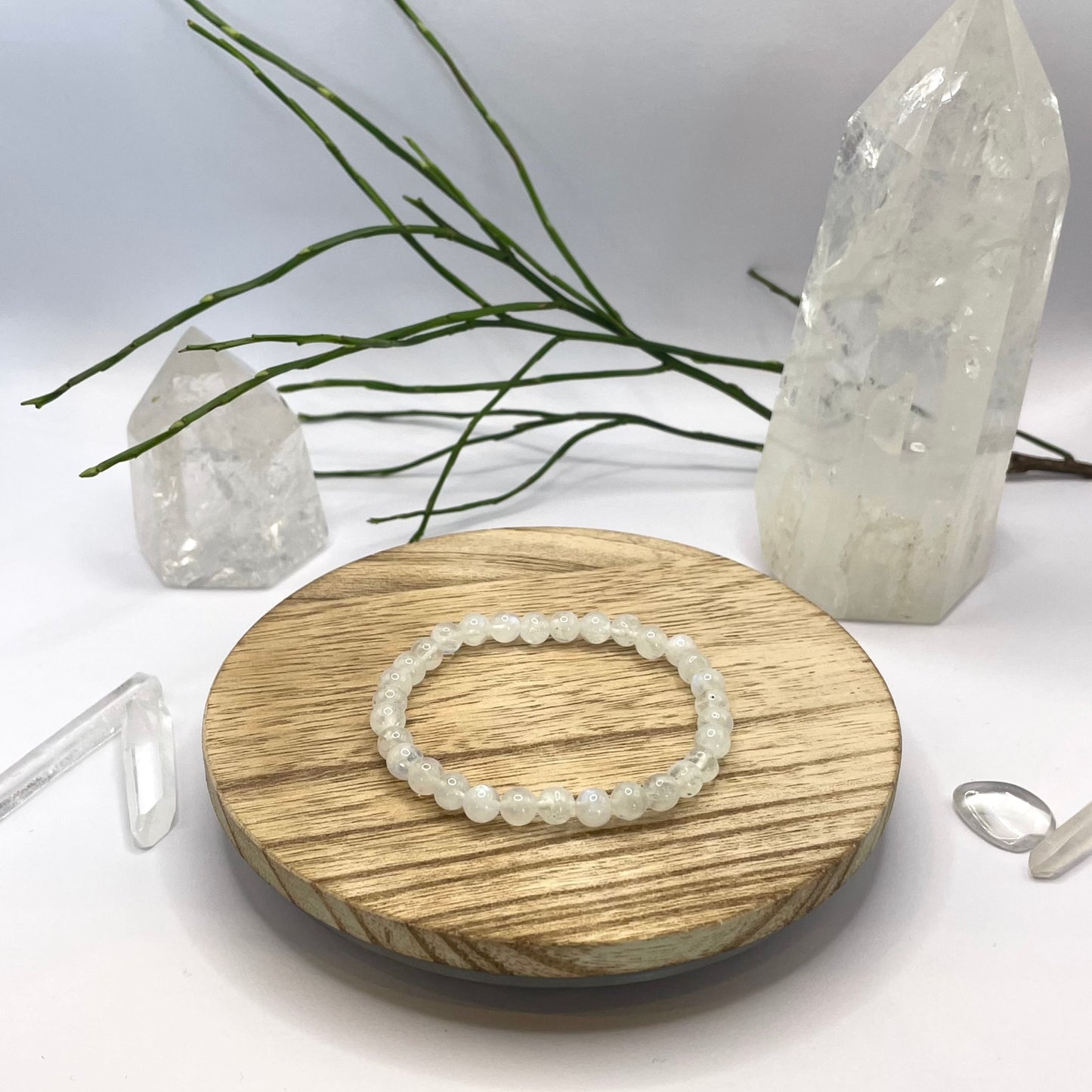 Regenbogenmondstein Armband auf Holztablett