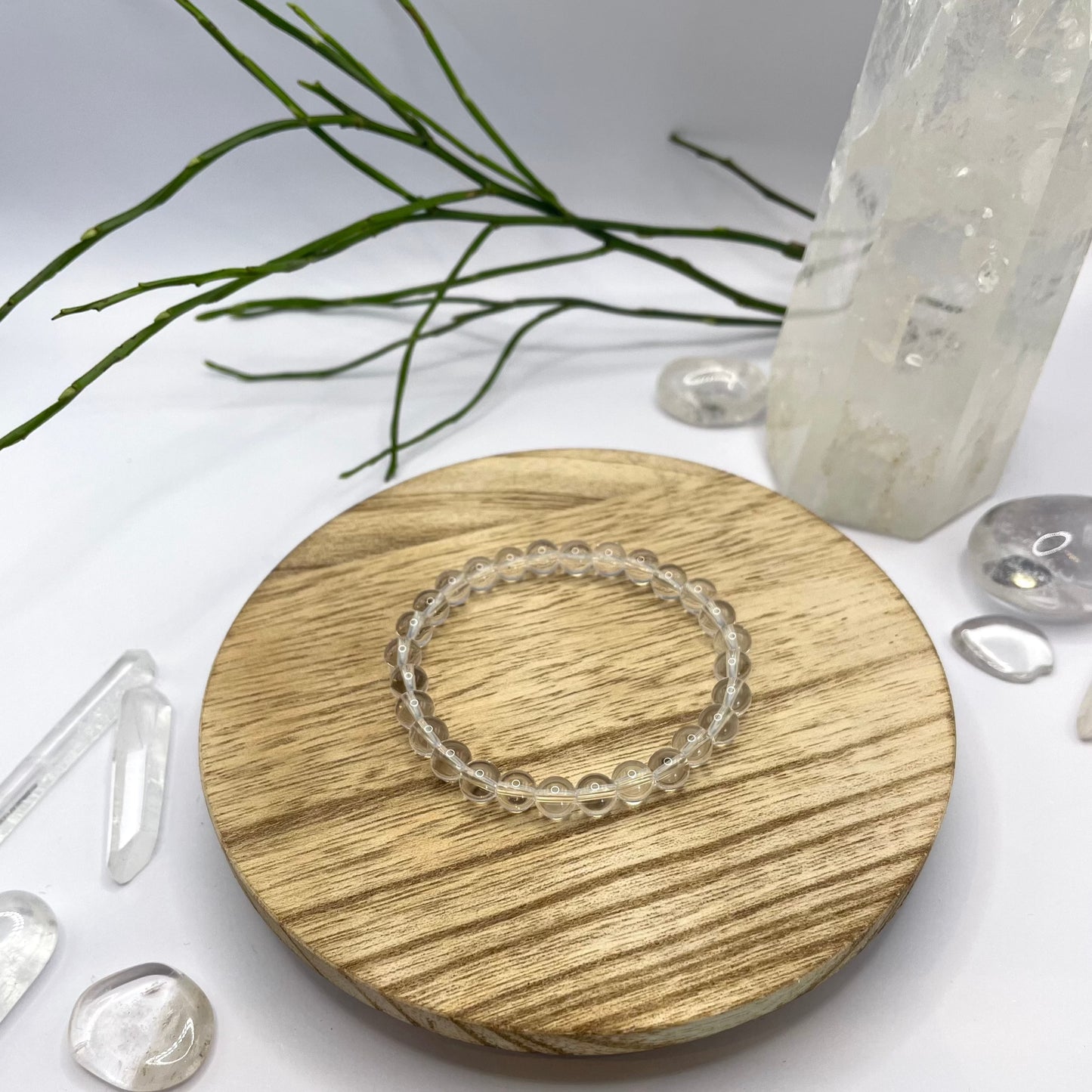Bergkristall Armband auf Holztablett