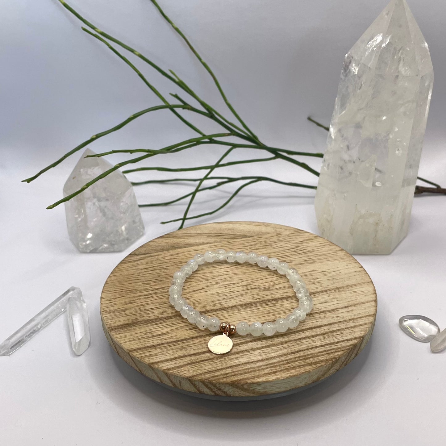 Regenbogenmondstein mit Charm auf Holztablett