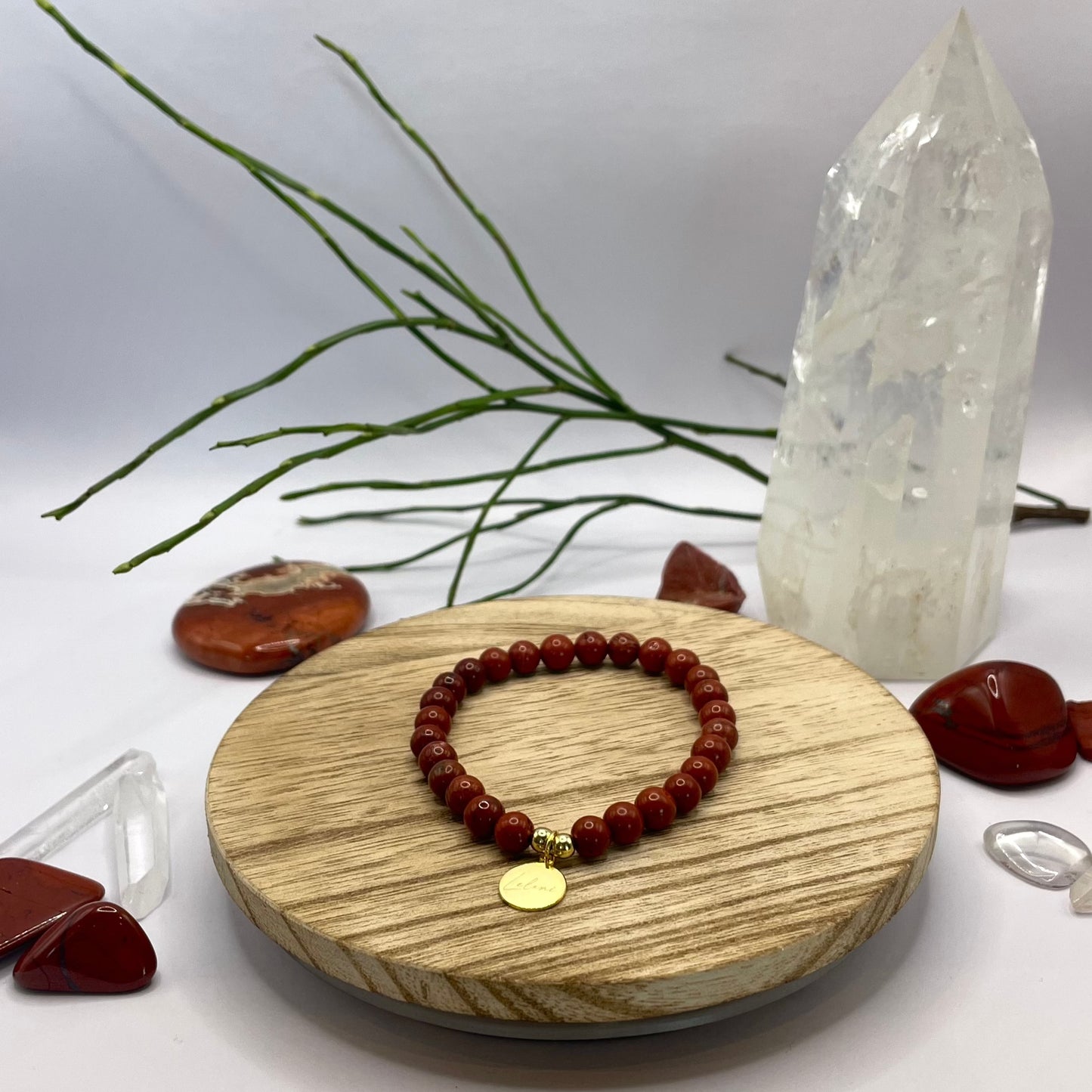 Jaspis Armband mit Charm auf Holztablett