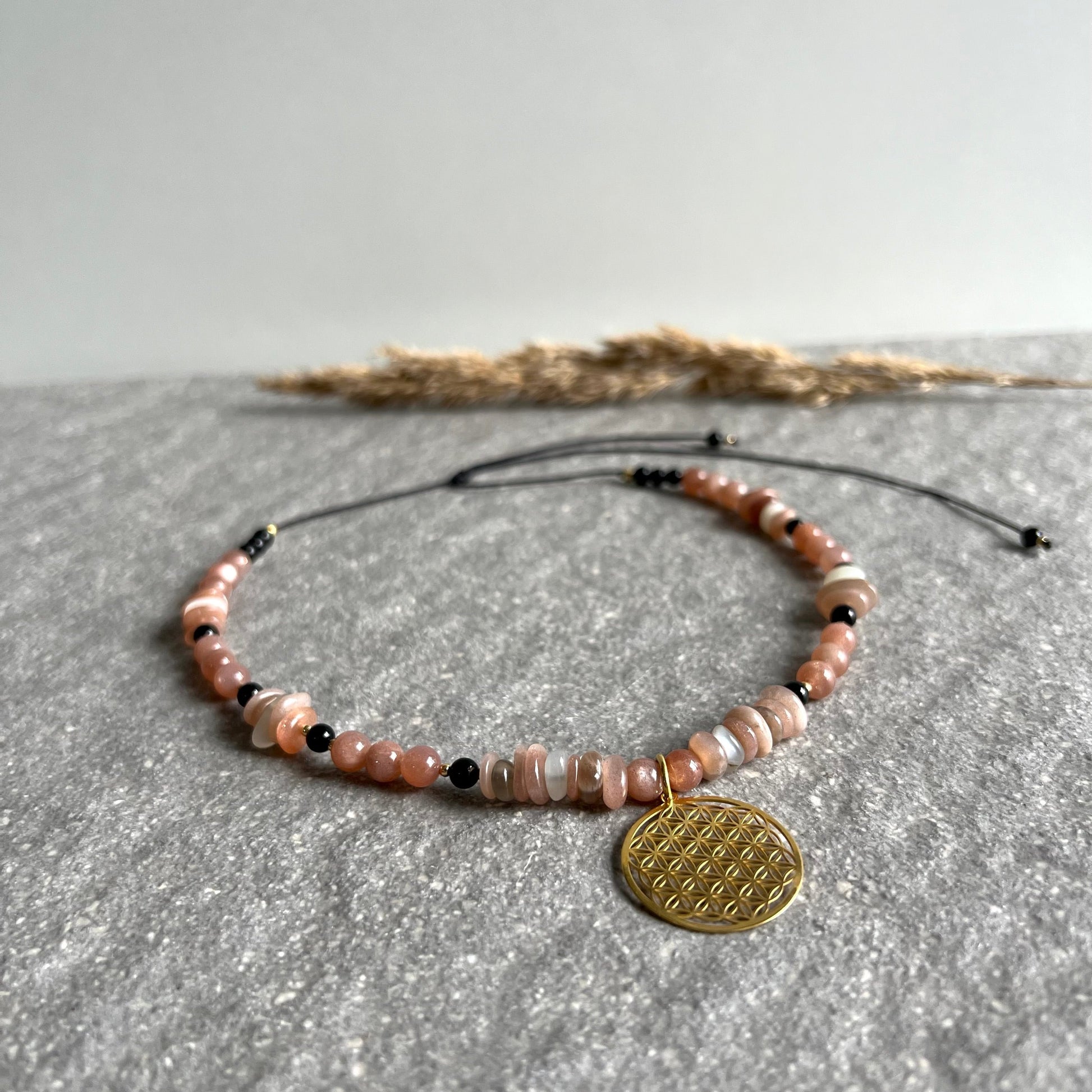 DIVINE FEMININ Edelsteinchoker Halskette aus Mondstein und Turmalin Schörl mit Blume des Lebens Charm 925 Silber vergoldet