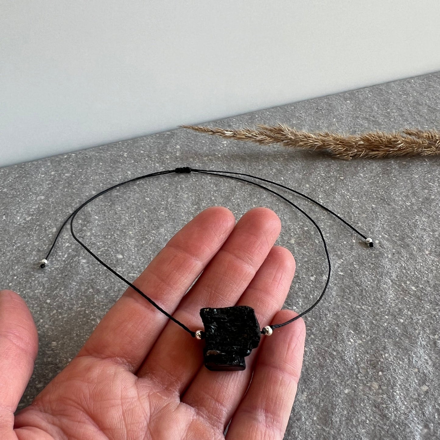 Schwarze Makramee Halskette mit Turmalin Schörl Rohstein und 925 Silber Perlen