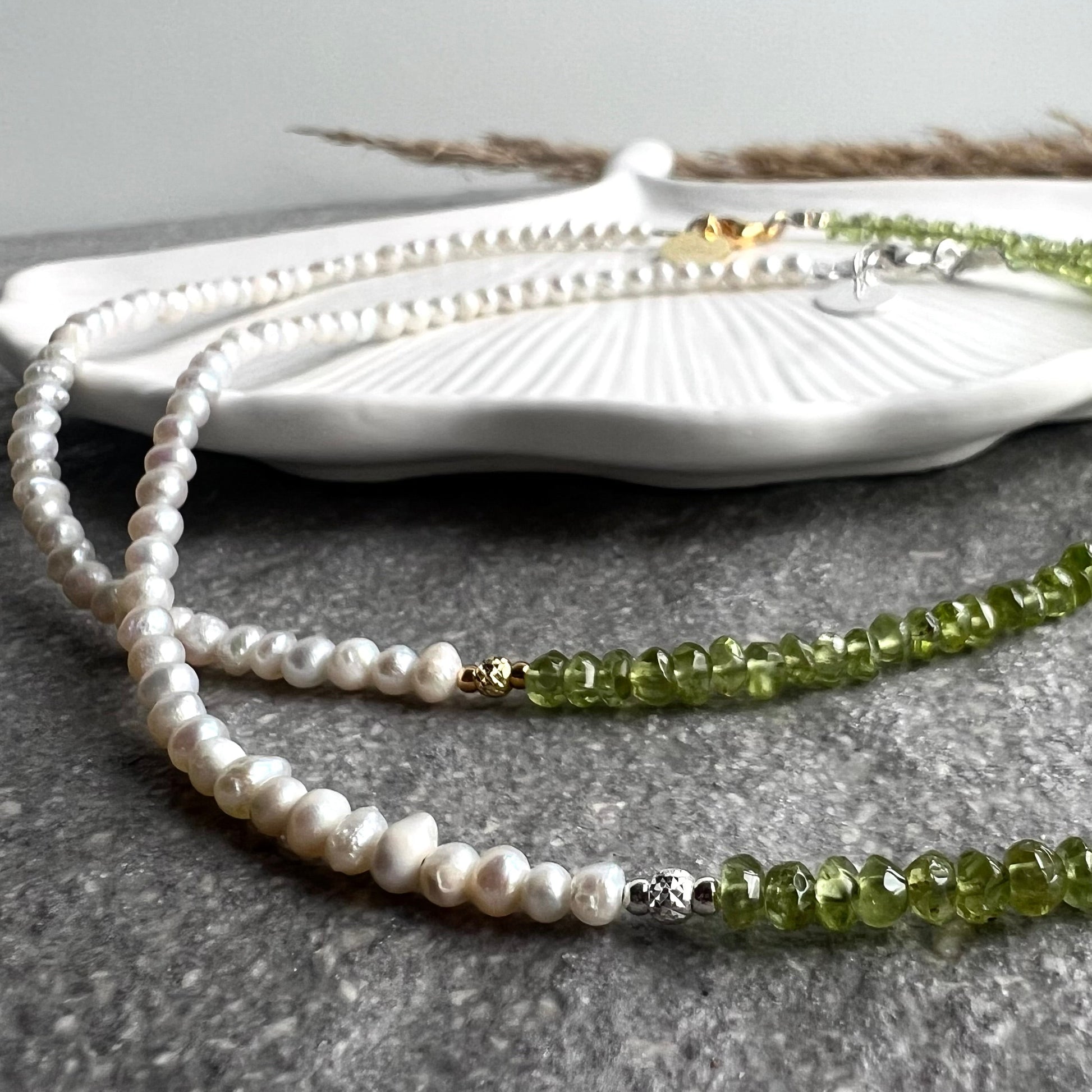 Choker aus Süßwasserperlen und Peridot und facettierter Perle aus 925 Silber oder 925 Silber vergoldet - Nahauafnahme