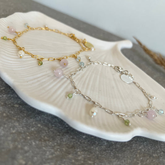 FRÜHLINGSERWACHEN -Zartes Bettelarmband mit Edelsteinanhängern Peridot, Kunzit, Aquamarin und Süßwasserperle - mit Lelani-Charm - Nahaufnahme