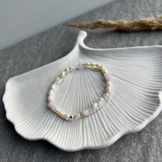FRÜHLINGSERWACHEN -Zartes Edelsteinarmband aus Peridot, Kunzit, Aquamarin und Süßwasserperlen - mit 925 Silberkettchen (vergoldet)