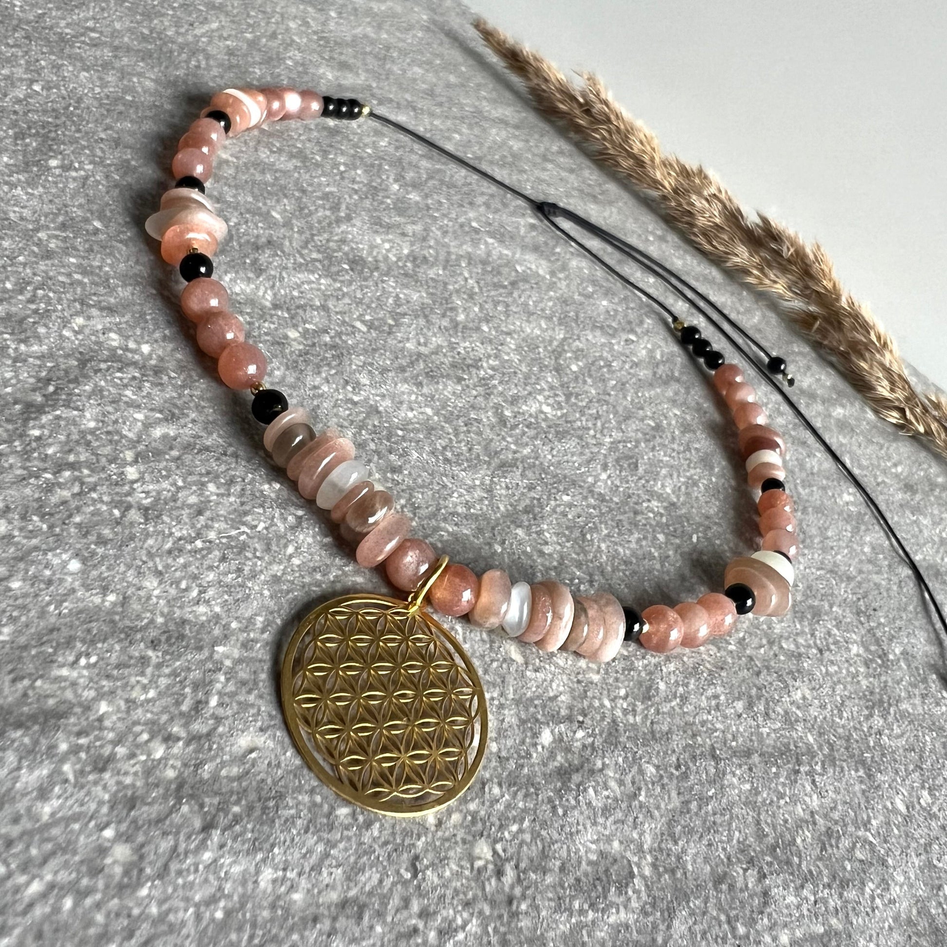 DIVINE FEMININ Edelsteinchoker Halskette aus Mondstein und Turmalin Schörl mit Blume des Lebens Charm 925 Silber vergoldet Nahaufnahme