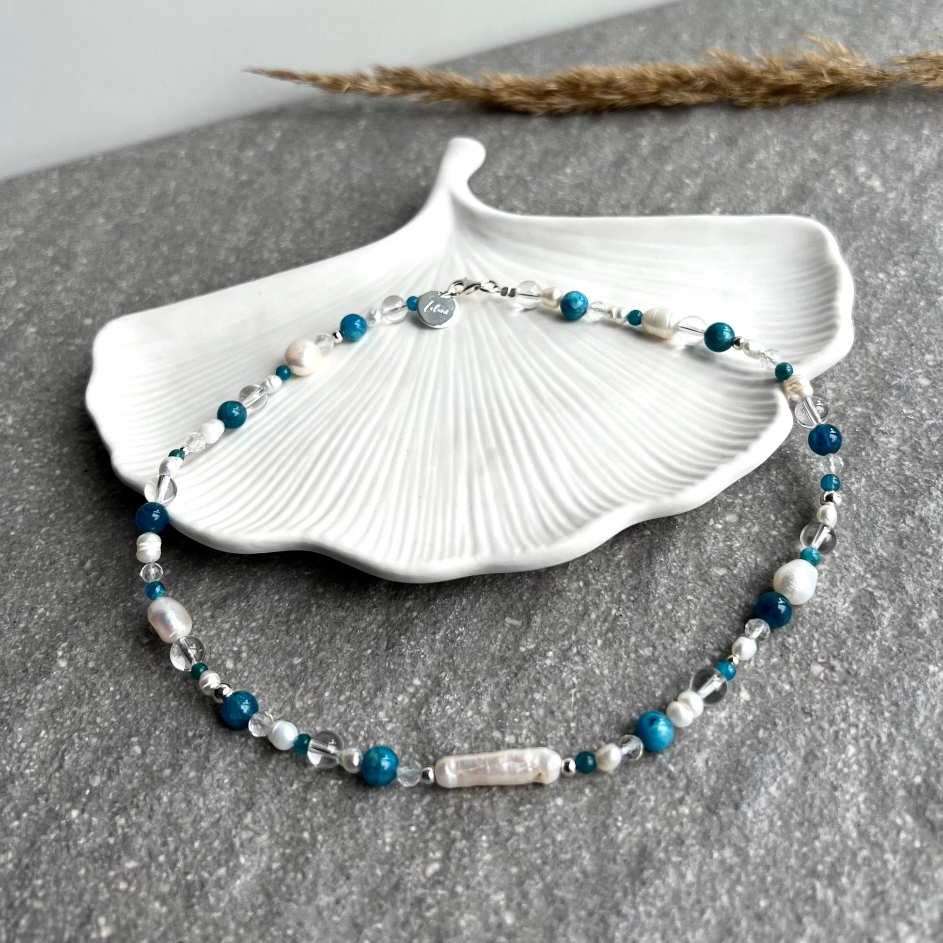 SOMMERKIND 2.0 Choker aus Süßwasserperlen, Apatit und Bergkristall - von oben fotografiert