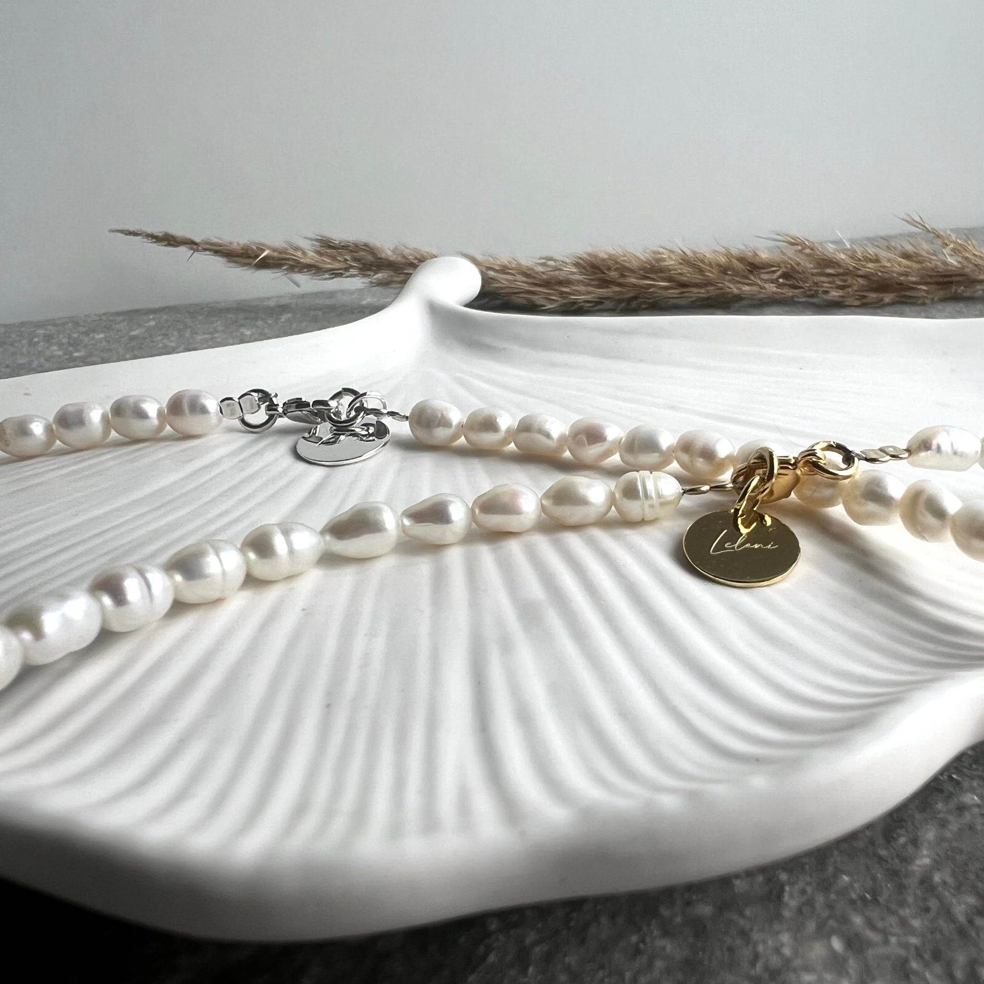 Choker aus Süßwasserperlen mit 925 Silber oder 925 Silber vergoldeter und facettierter Perle - mit Lelani Charm - Nahaufnahme