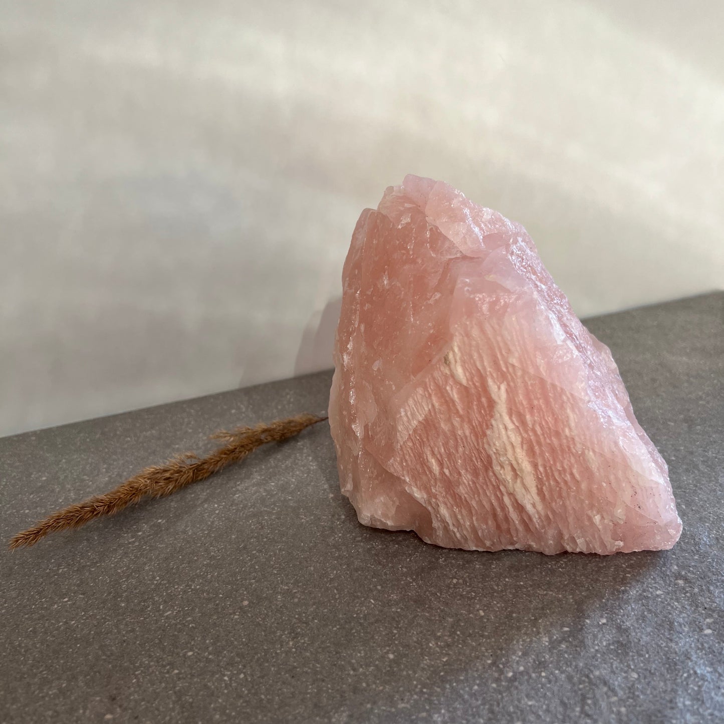 Großer Rosenquarz Rohstein - 2800 Gramm - wunderschöner rosafarbener Rosenquarz mit Schimmer und weißen Einschlüssen