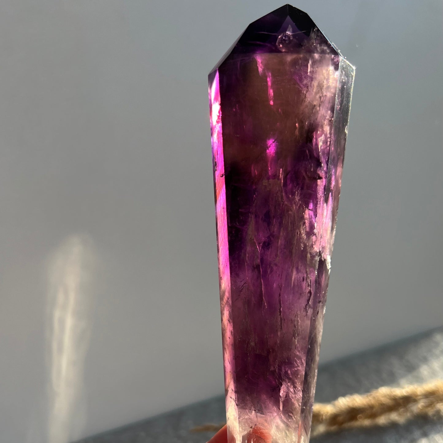 Wunderschöner dunkellila Amethyst Zepter #1 - rundum perfekt poliert - durchscheinend - sehr viele Regenbögen - gegen das Licht fotografiert