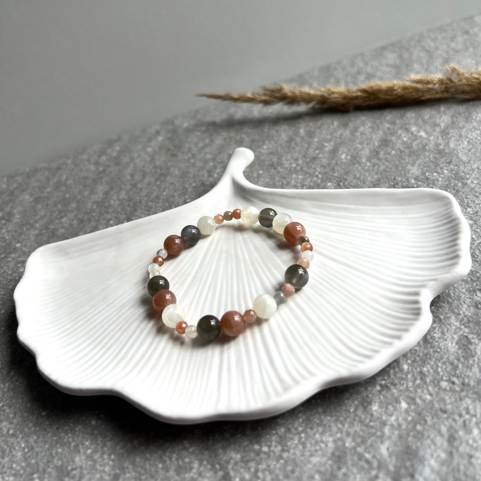 Mondstein Mix Armband aus 4-8mm großen Mondsteinperlen in weiß, grau und apricot - teilweise facettiert - wunderschöner Schimmer