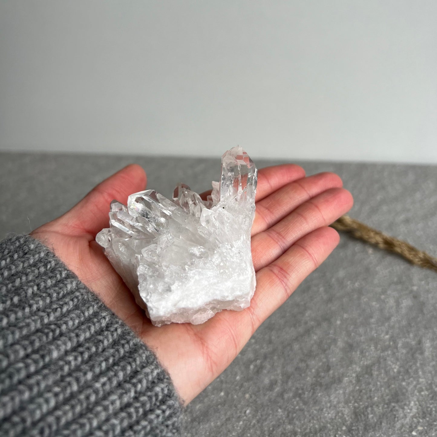Wunderschöne Bergkristall Stufe (klare große Kristalle) von vorne