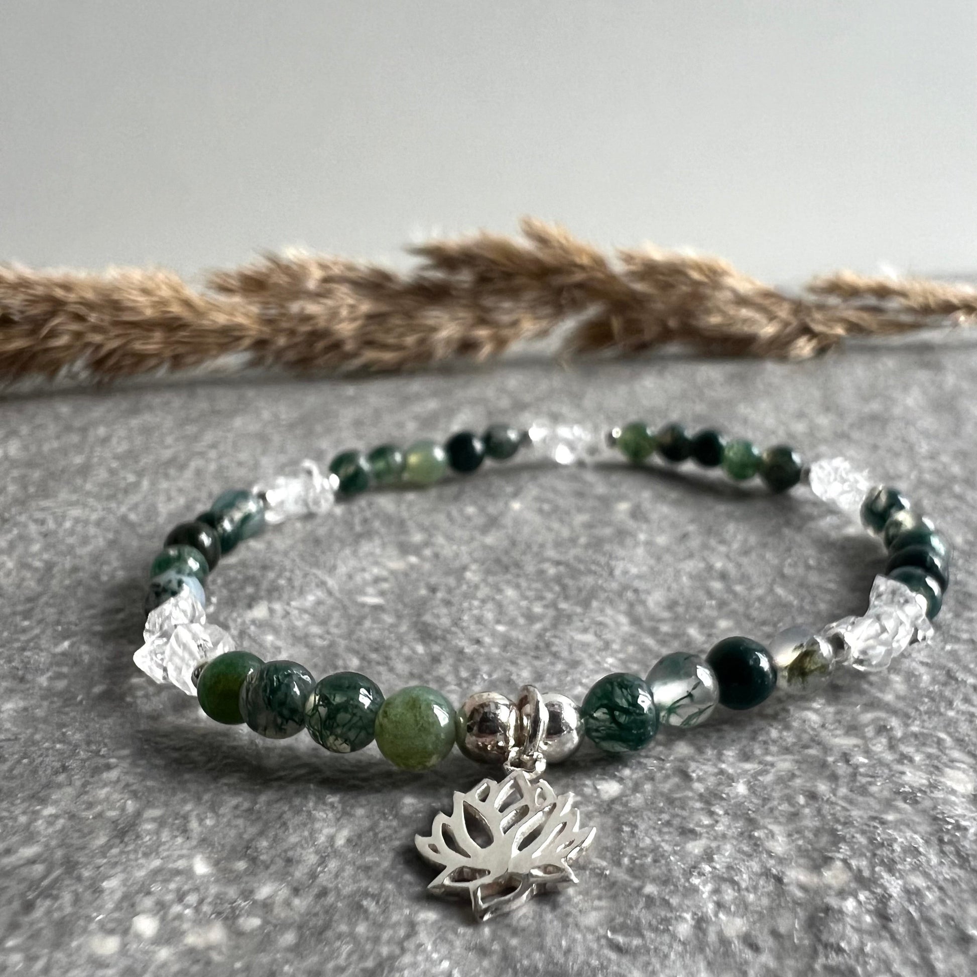 NEW BEGINNINGS Edelsteinarmband aus Moosachat und Herkimer Diamant mit Lotus Blüte Charm aus 925 Silber Nahaufnahme