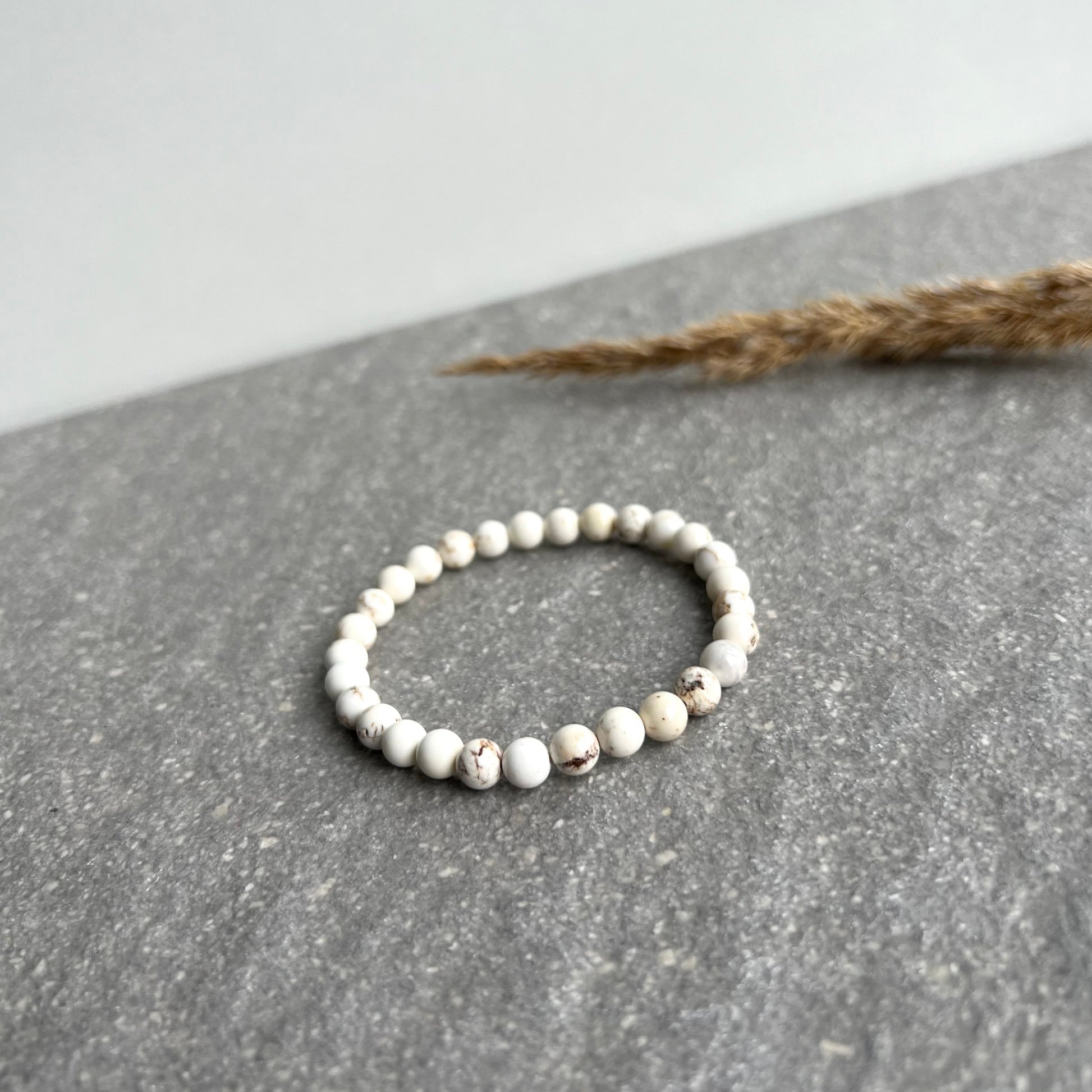 Braun und beige gemasertes Magnesit Edelsteinarmband - Nahaufnahme 2