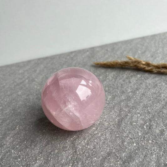Rosenquarz Kugel mit Regenbögen