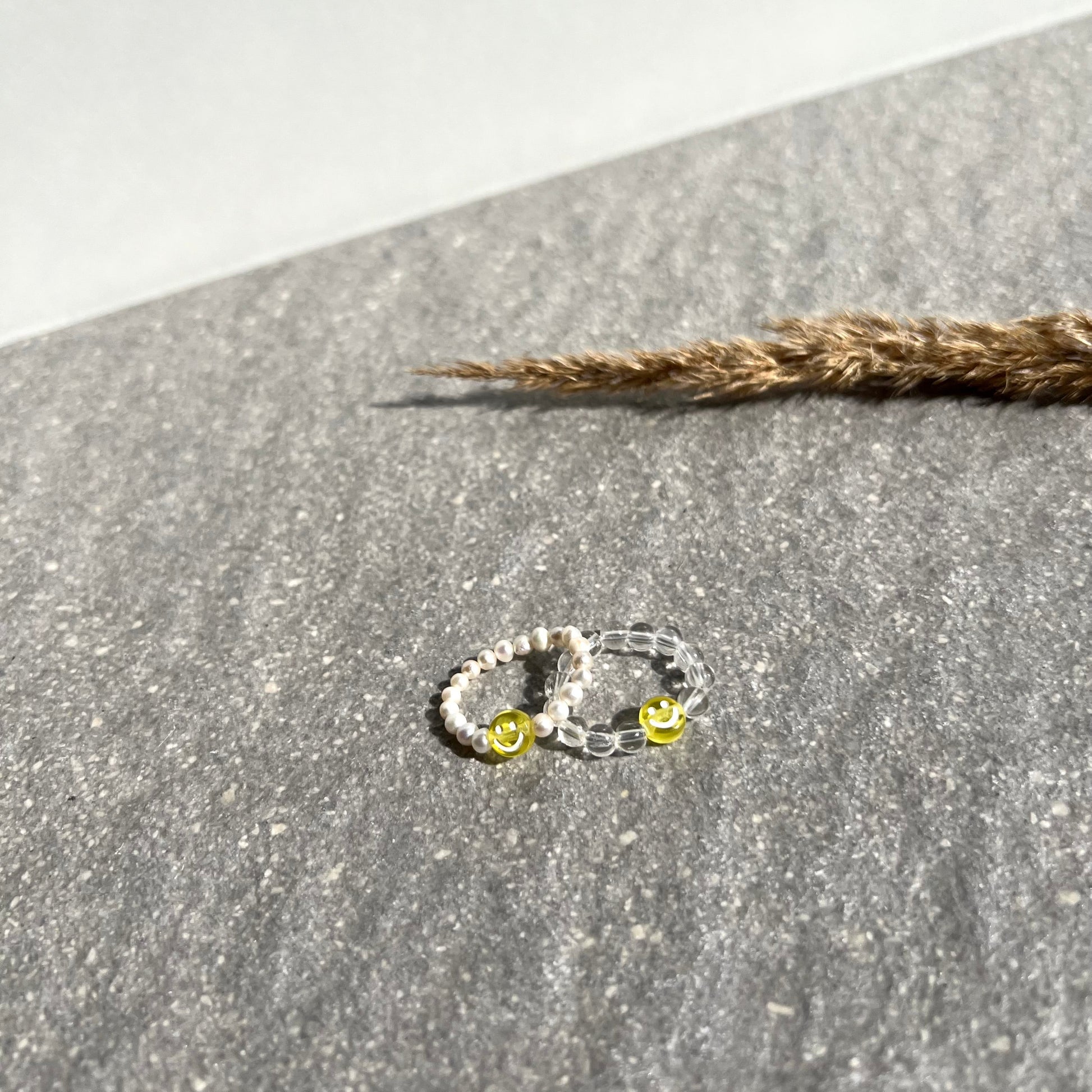 3-4 mm Süßwasserperlen oder Bergkristallperlen mit gelber Smiley-Perle