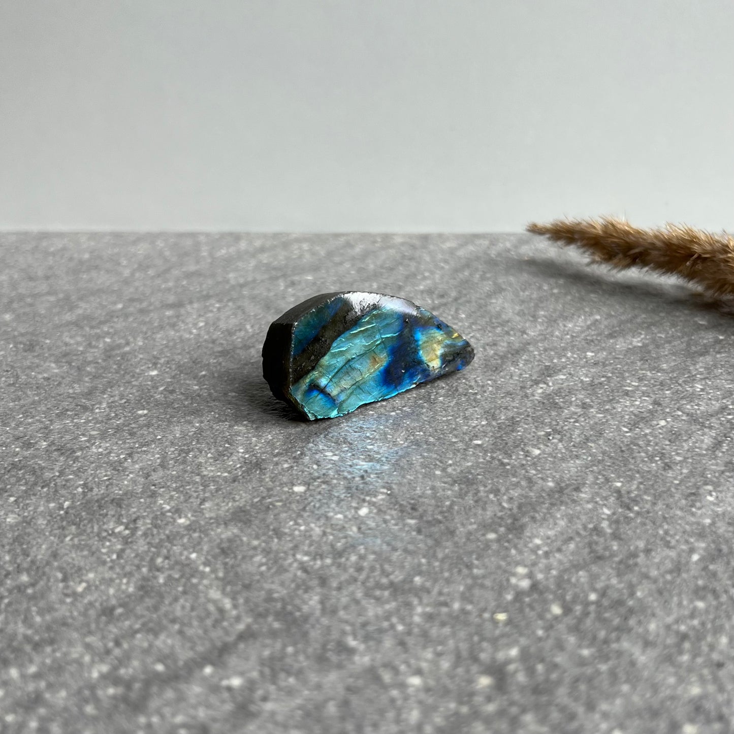 Labradorit Anschliff 4 von der Seite