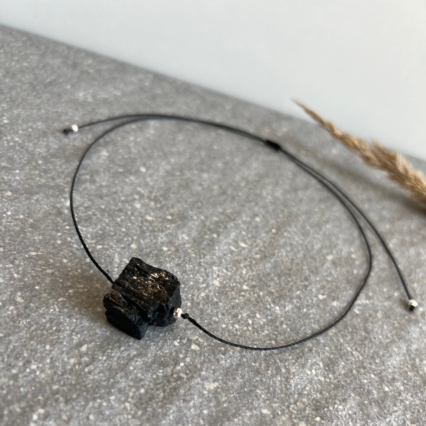 Schwarze Makramee Halskette mit Turmalin Schörl Rohstein und 925 Silber Perlen - Nahaufnahme