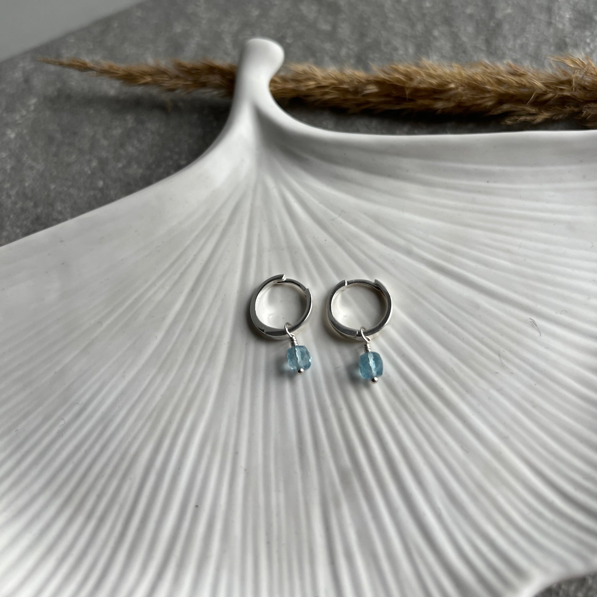 Ohrringe mit Aquamarin Anhänger in 925 Silber oder 925 Silber vergoldet - von oben fotografiert 2