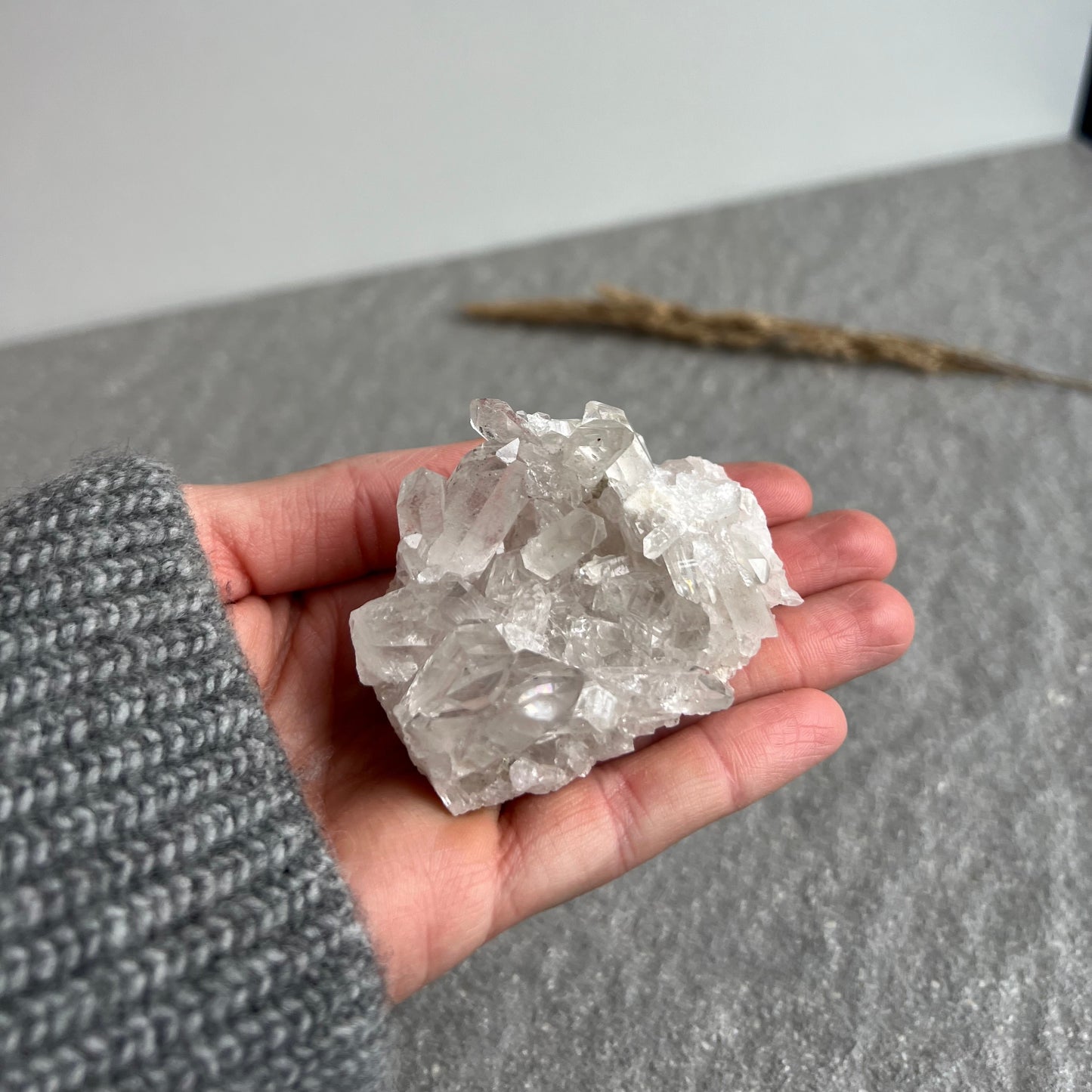 Bergkristall Stufe 2 (viele kleine Kristalle) auf Hand