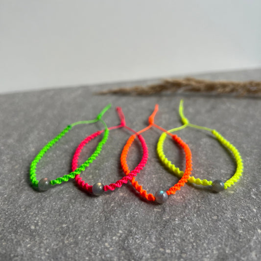 NEON Makramee Armband - aufwändig geknüpft, in gelb, range, grün oder pink - mit schimmernder Labradoritperle - stufenlos größenverstellbar dank Schiebeknoten