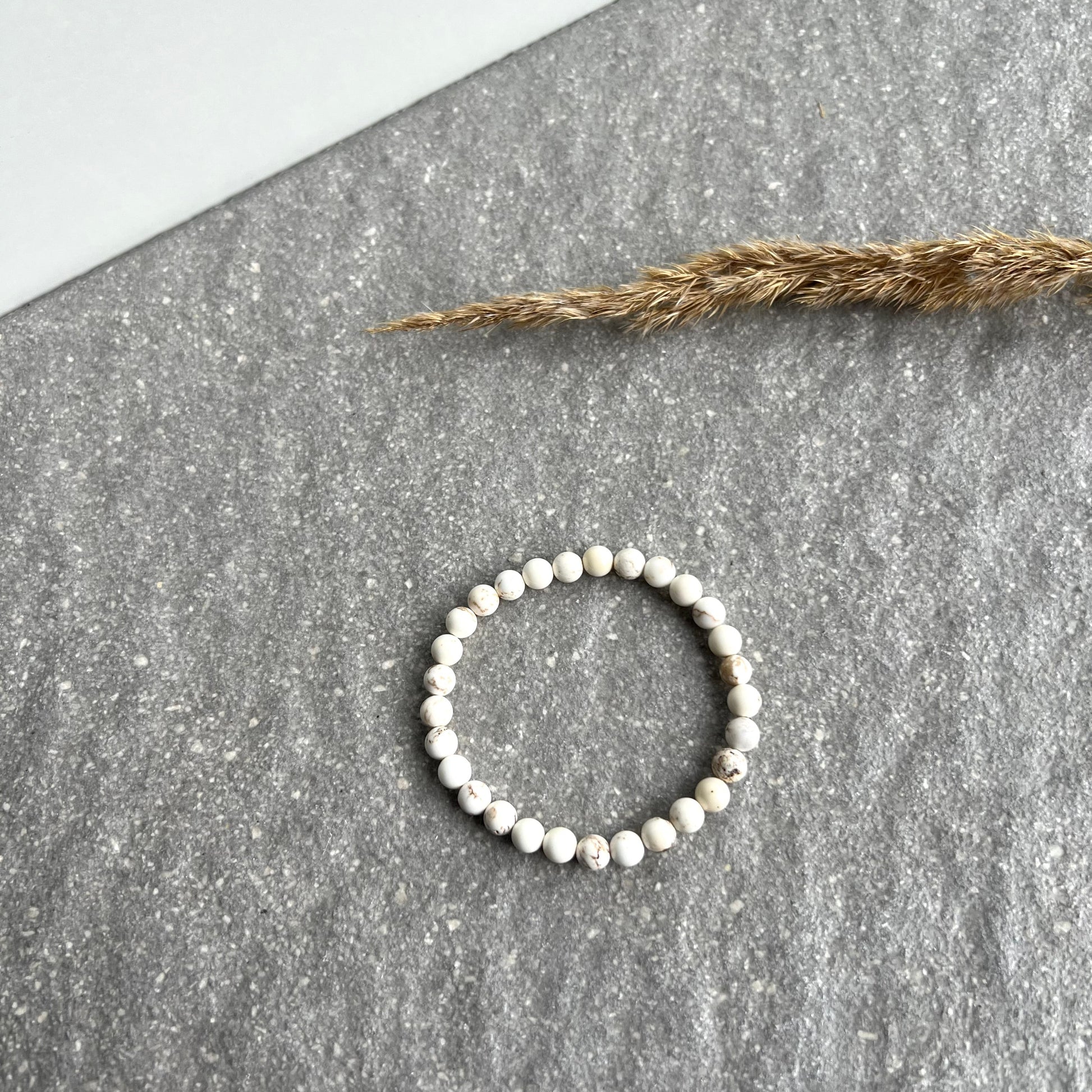 Braun und beige gemasertes Magnesit Edelsteinarmband - von oben