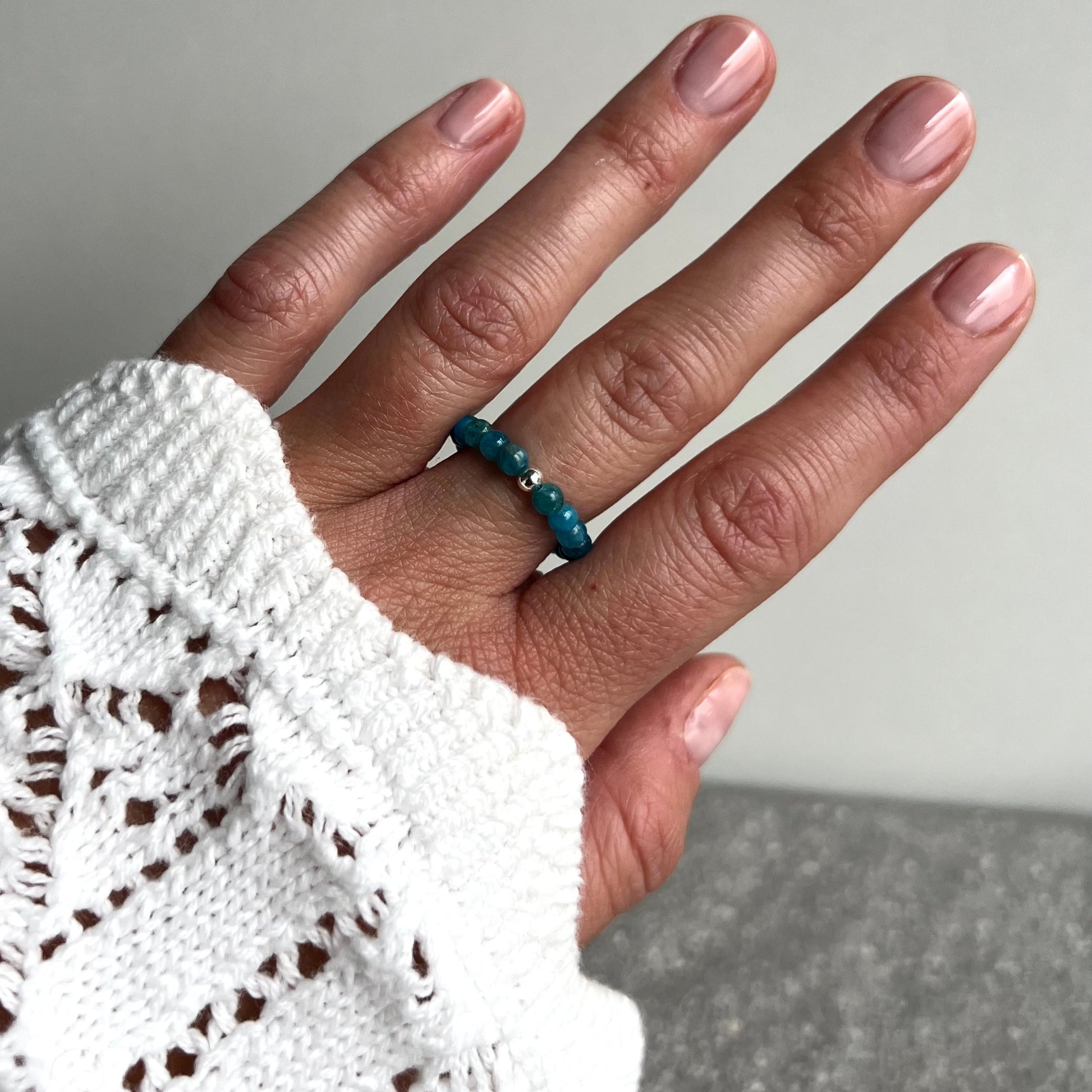 Apatit Ring mit 925 Silber oder 925 Silber Perle vergoldet - 4mm Apatitperlen - Nahaufnahme