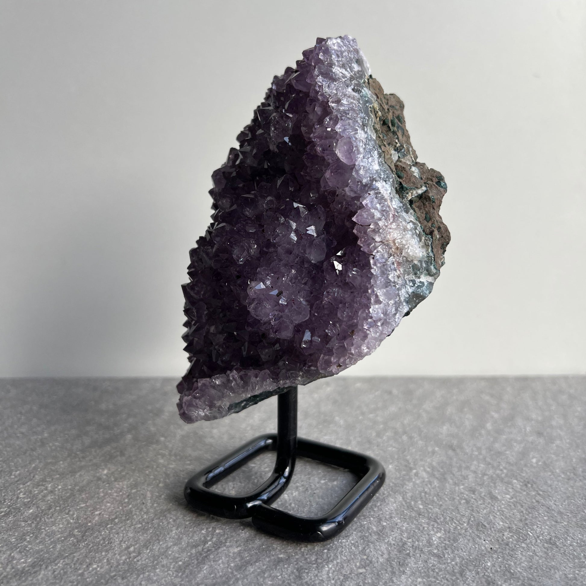 Wunderschöne dunkellila Amethyst Stufe auf schwarzem Metall-Ständer - viele kleine Kristalle - von der Seite 2