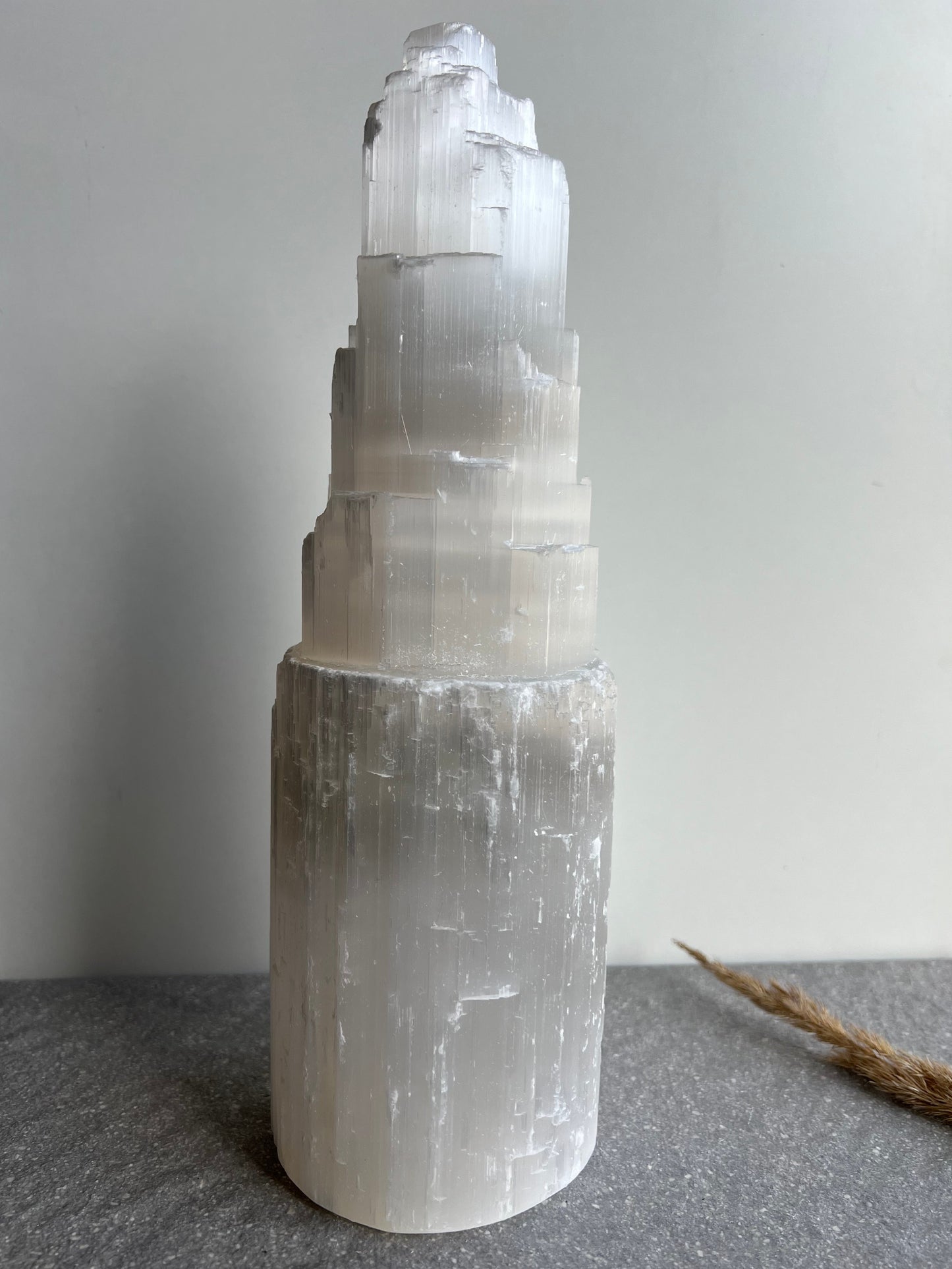 XXL Selenit Turm - weiß - toller Schimmer - 30 cm, von vorne fotografiert