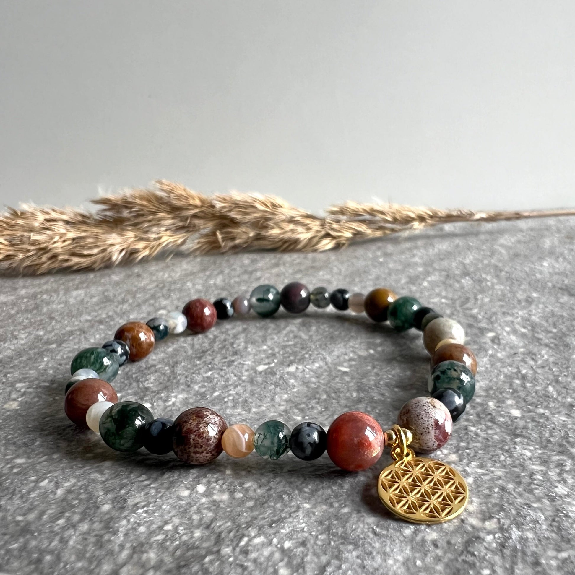 HEAL AND LET GO Armband aus Ozeanchalcedon, Schneeflockenobsidian, Achat und Moosachat mit Blume des Lebens Charm - vergoldet