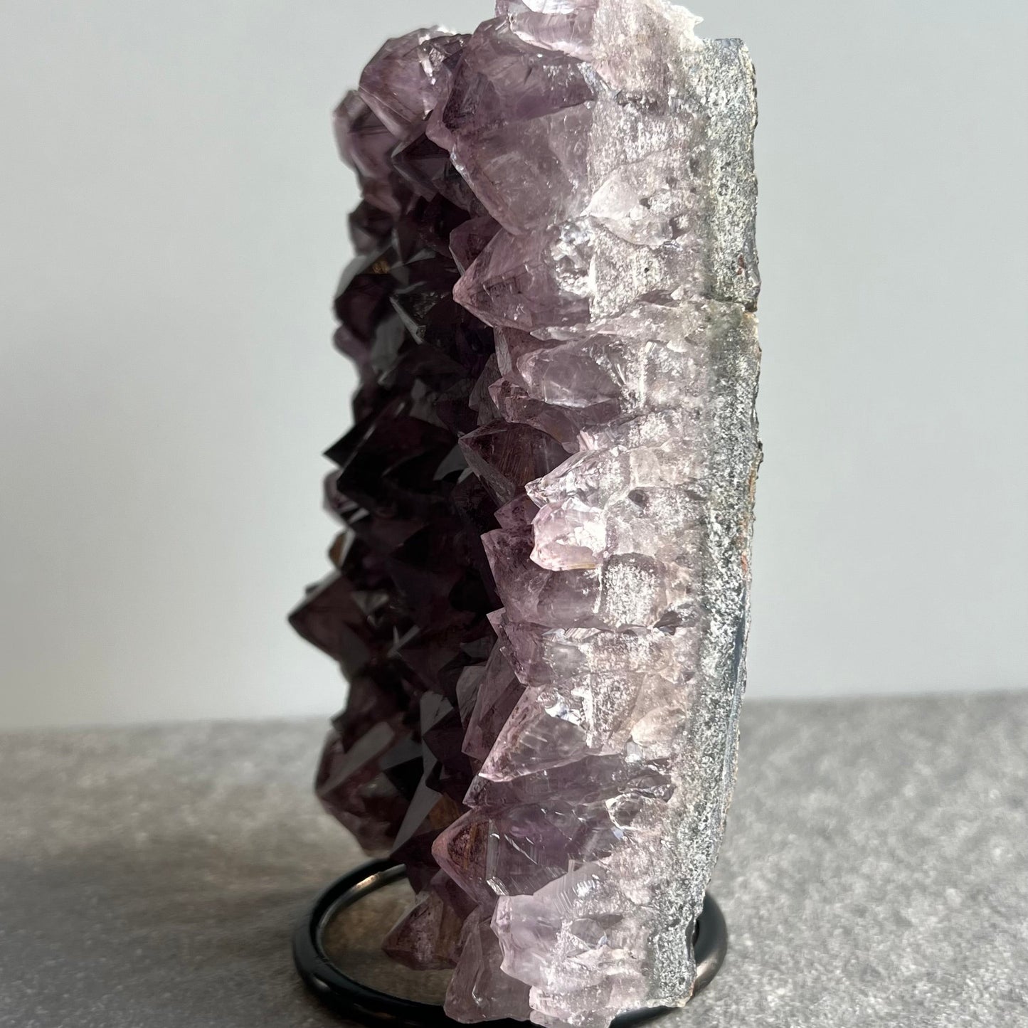 Wunderschöne dunkellila Amethyst Stufe auf schwarzem Metall-Ständer - viele große Kristalle - von der Seite 2