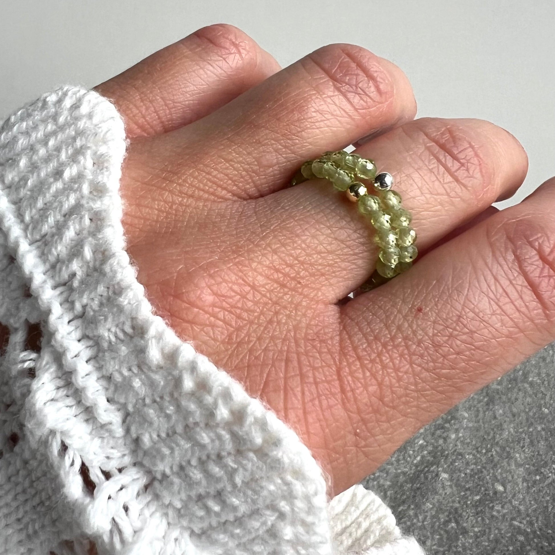 Peridot Ring mit 925 Silber oder 925 Silber Perle vergoldet - 3mm facettierte Peridotperlen - Nahaufnahme 2