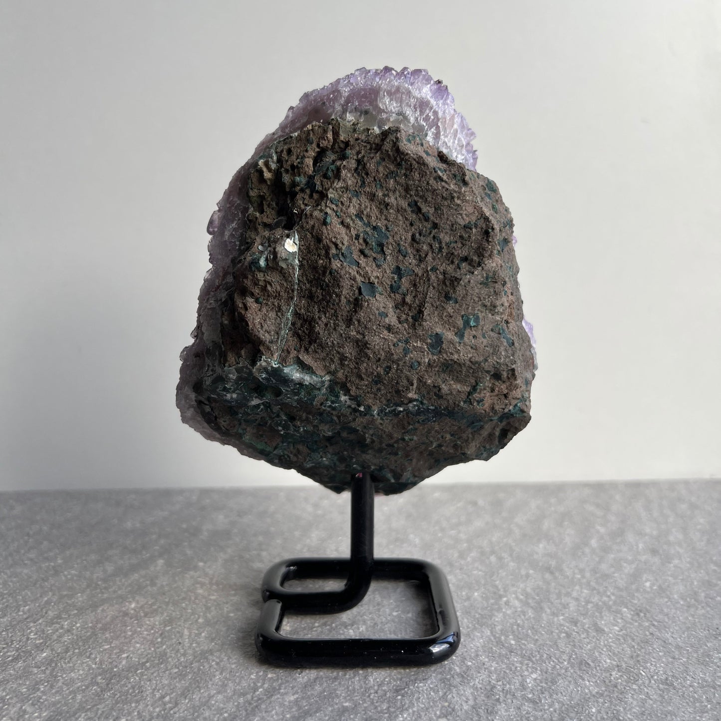 Wunderschöne dunkellila Amethyst Stufe auf schwarzem Metall-Ständer - viele kleine Kristalle - unbehandelte Rückseite