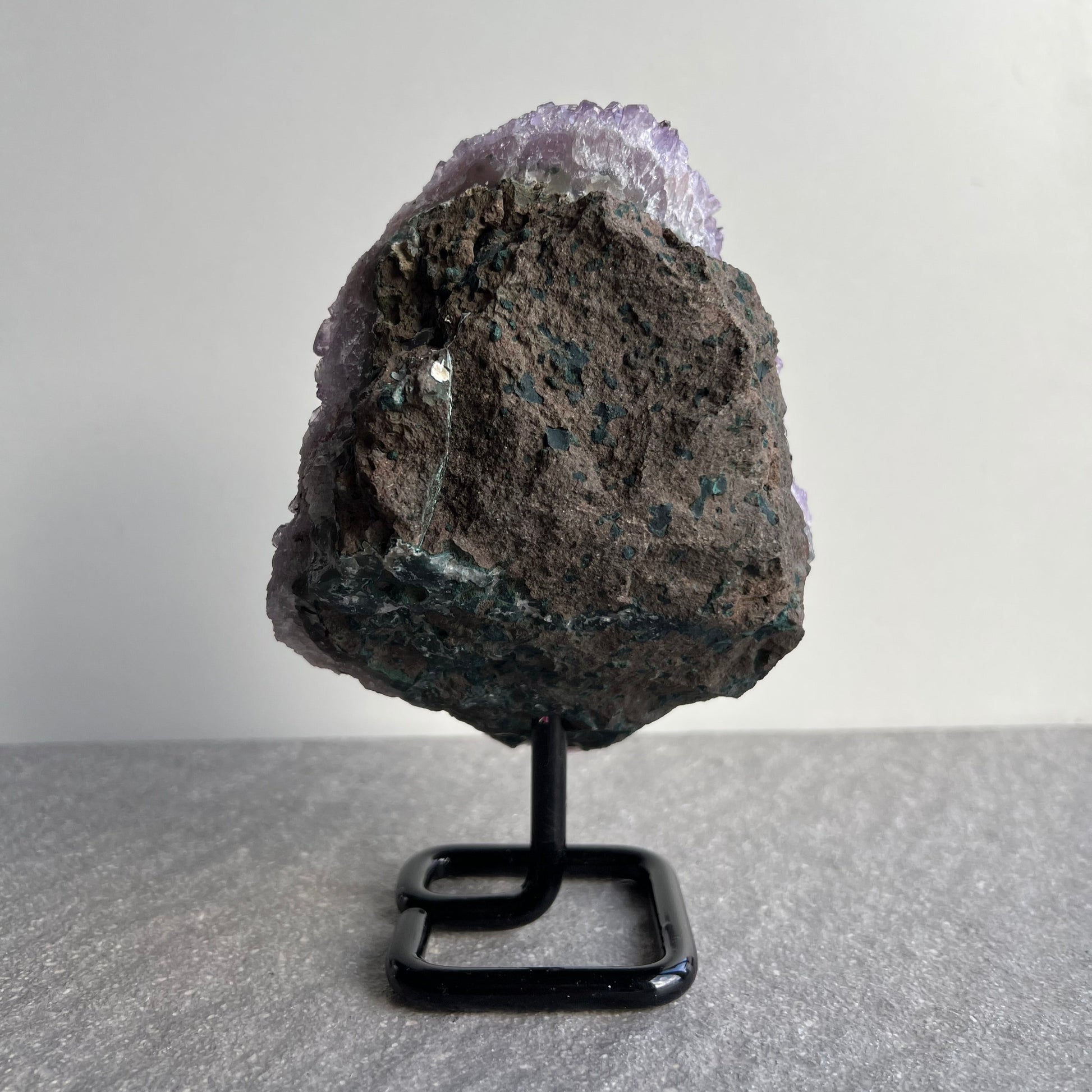 Wunderschöne dunkellila Amethyst Stufe auf schwarzem Metall-Ständer - viele kleine Kristalle - unbehandelte Rückseite