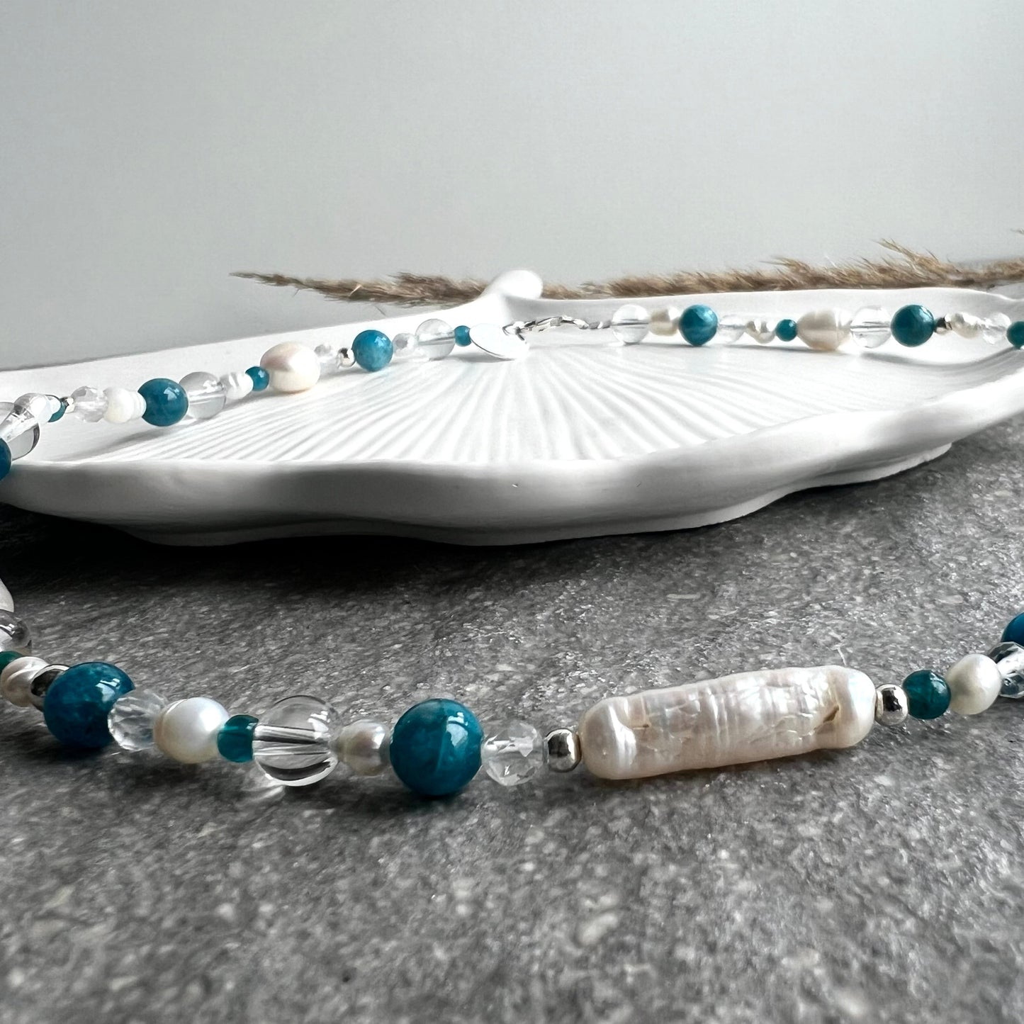 SOMMERKIND 2.0 Choker aus Süßwasserperlen, Apatit und Bergkristall - Nahaufnahme