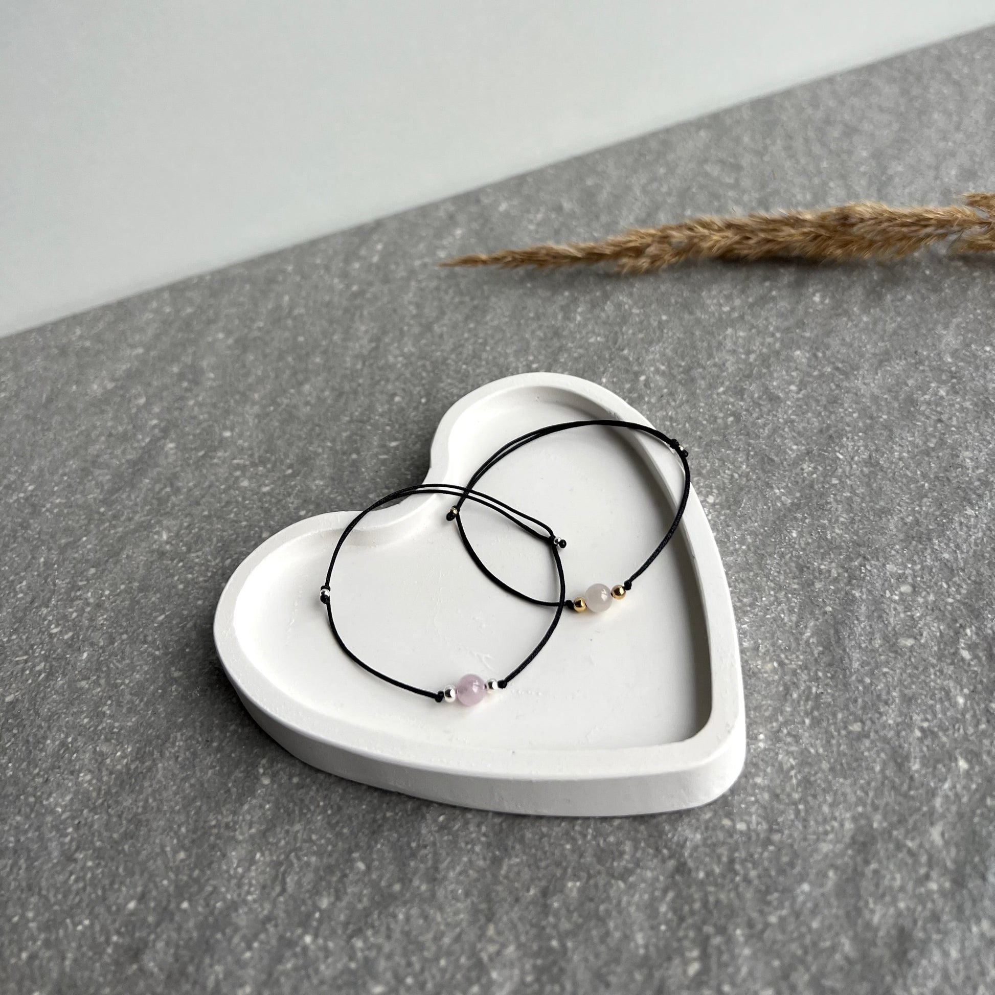 Kunzit Edelsteinarmband - Makramee Armband - rosafarben mit wunderschönem Schimmer - Nahaufnahme