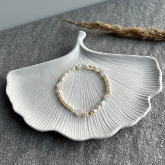 FRÜHLINGSERWACHEN -Zartes Edelsteinarmband aus Peridot, Kunzit, Aquamarin und Süßwasserperlen - von oben
