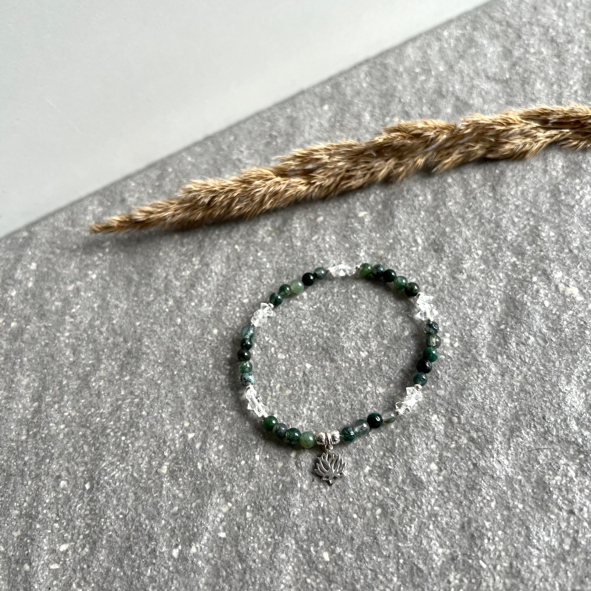 NEW BEGINNINGS Edelsteinarmband aus Moosachat und Herkimer Diamant mit Lotus Blüte Charm aus 925 Silber 