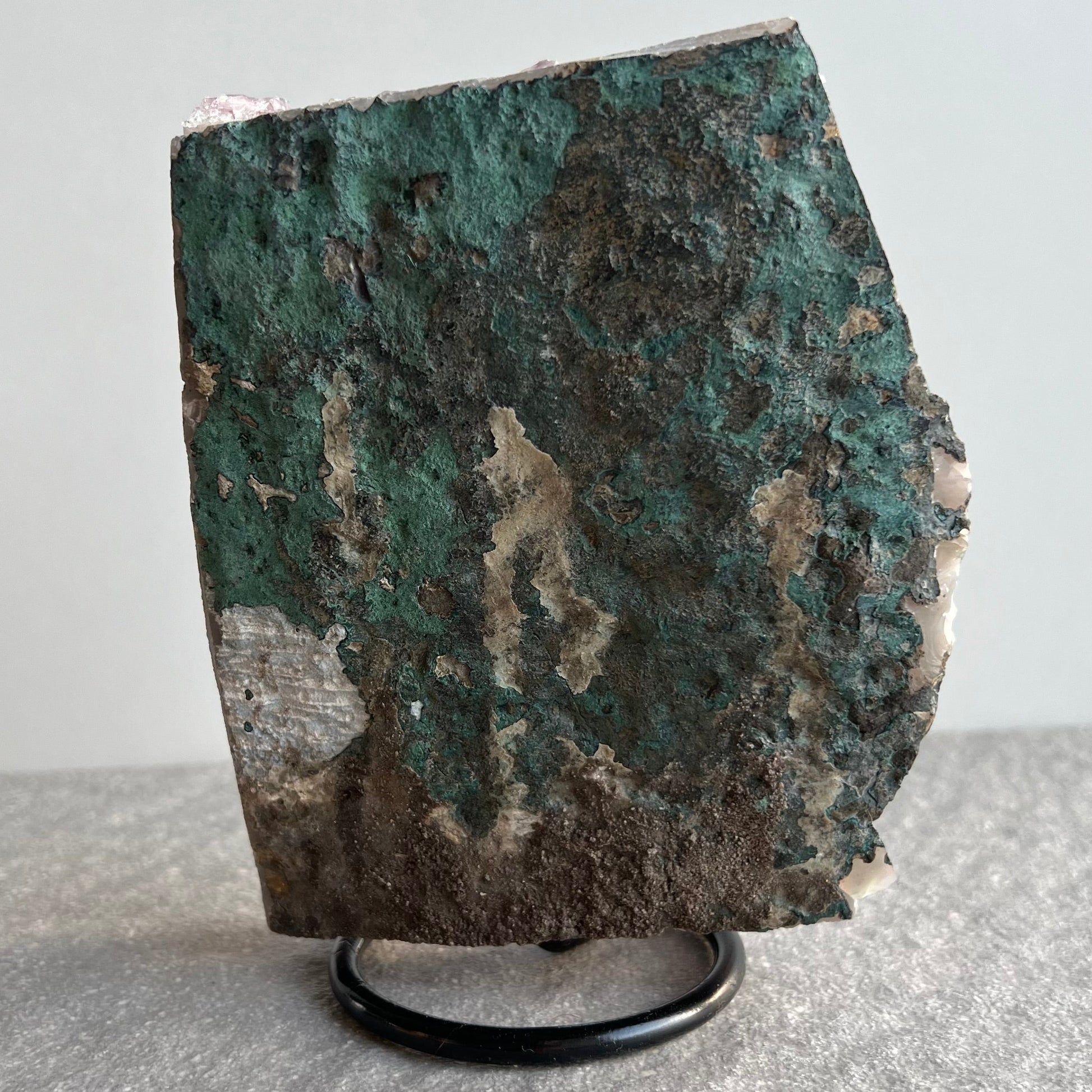 Wunderschöne dunkellila Amethyst Stufe auf schwarzem Metall-Ständer - viele große Kristalle - naturbelassene Rückseite
