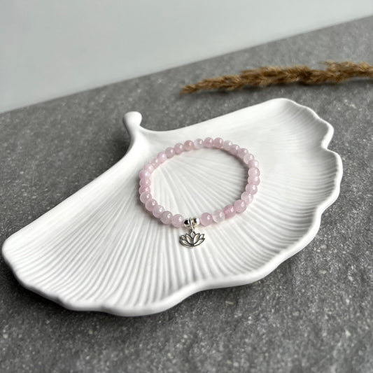 Kunzit Edelsteinarmband - rosafarben mit wunderschönem Schimmer - mit 925 Silber Lotusblüte-Charm