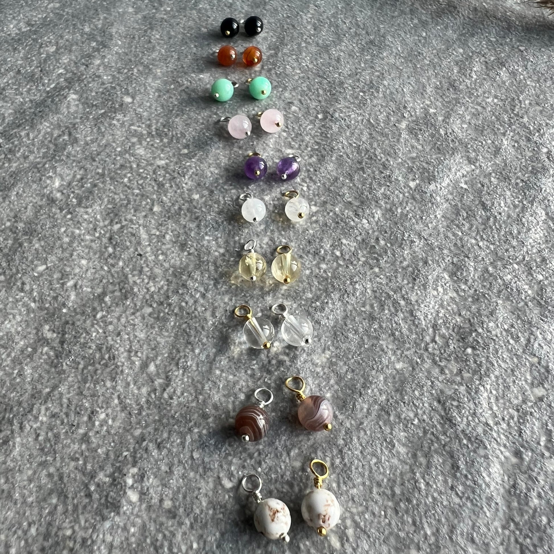 Edelstein Minis - kleine, von Hand gefertigte Anhänger aus Edelsteinperlen auf 925 Silber oder 925 Silber vergoldetem Draht mit Öse für Kette - Aufgereiht obere Hälfte