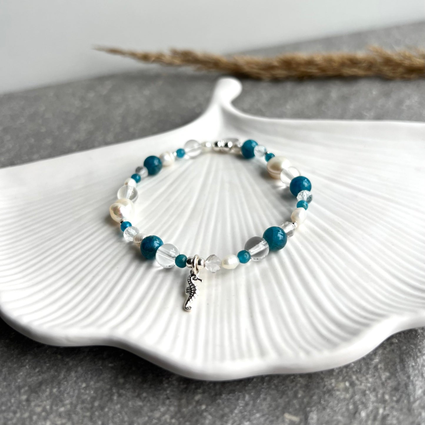 Sommerkind 2.0 Elastisches Armband mit Apatit, Bergkristall und Süßwasserperlen und Seepferdchen Charm