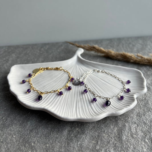 Bettelarmband mit Edelsteinanhängern - Facettierter Amethyst in der Mitte, daneben jeweils 3 kleine Amethyst-Perlenanhänger - 925 Silber oder 925 Silber vergoldet - mit Lelani Charm 