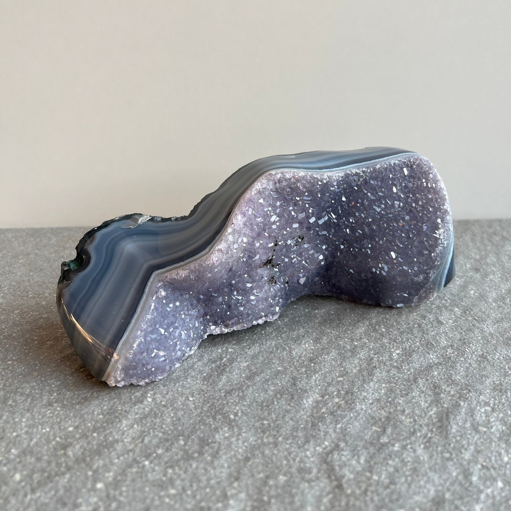 Wunderschön helllila glitzernde Amethyst Druse mit perfekt poliertem Achat Rand - kleine Kristalle