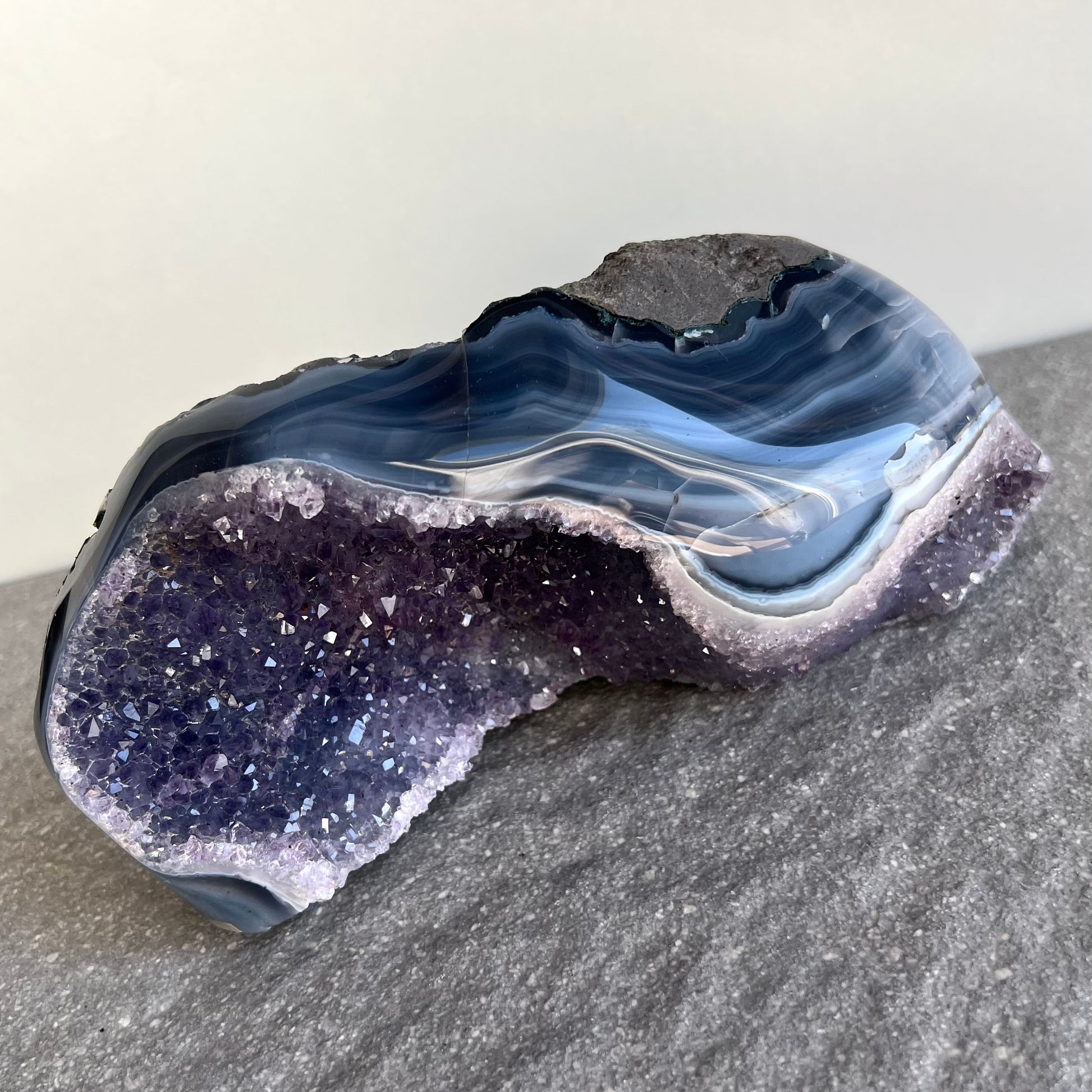 Wunderschön helllila glitzernde Amethyst Stufe mit poliertem Achat Rand - Rückseite naturbelassen - von vorne fotografiert