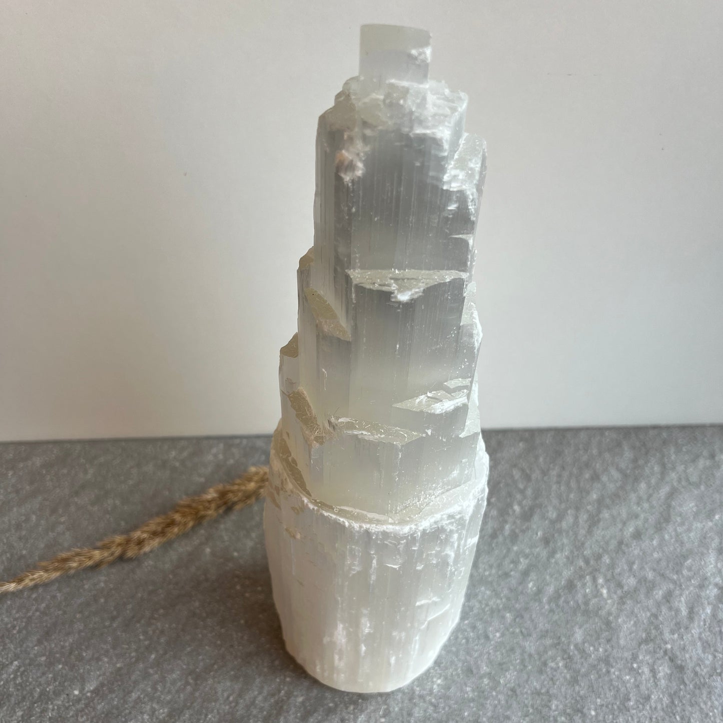 XXL Selenit Turm - weiß - toller Schimmer - 30 cm, von oben fotografiert
